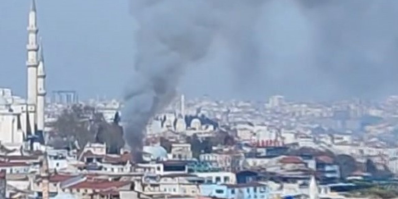 Fatih'te İş Yerinin Deposunda Çıkan Yangın Söndürüldü