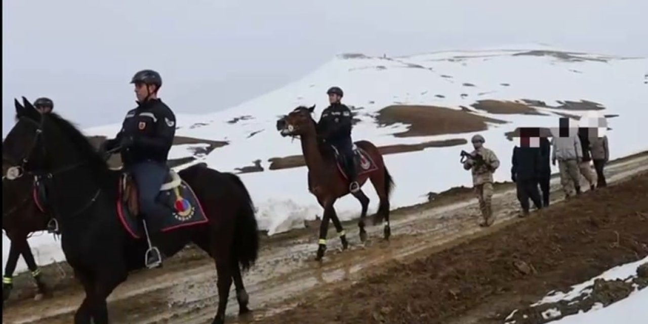 Jandarmanın Atlı Birliklerinin De Katıldığı Operasyonda 199 Kaçak Göçmen Yakalandı
