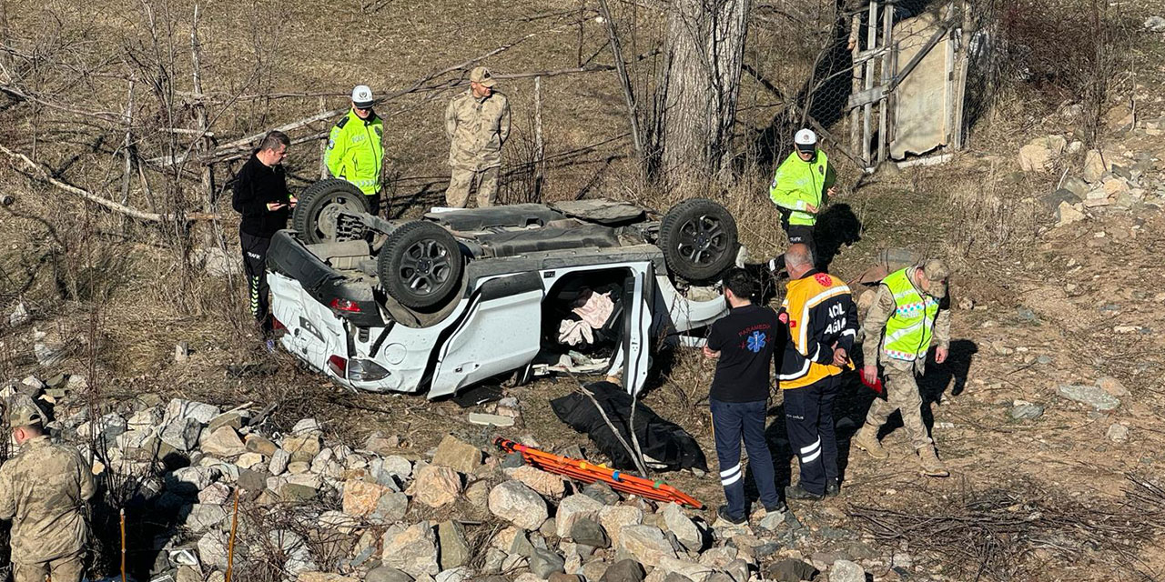 Gümüşhane'de tarlaya devrilen hafif ticari aracın sürücüsü öldü