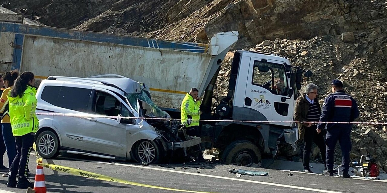 Kamyonla Çarpışan Hafif Ticari Aracın Sürücüsü Öldü