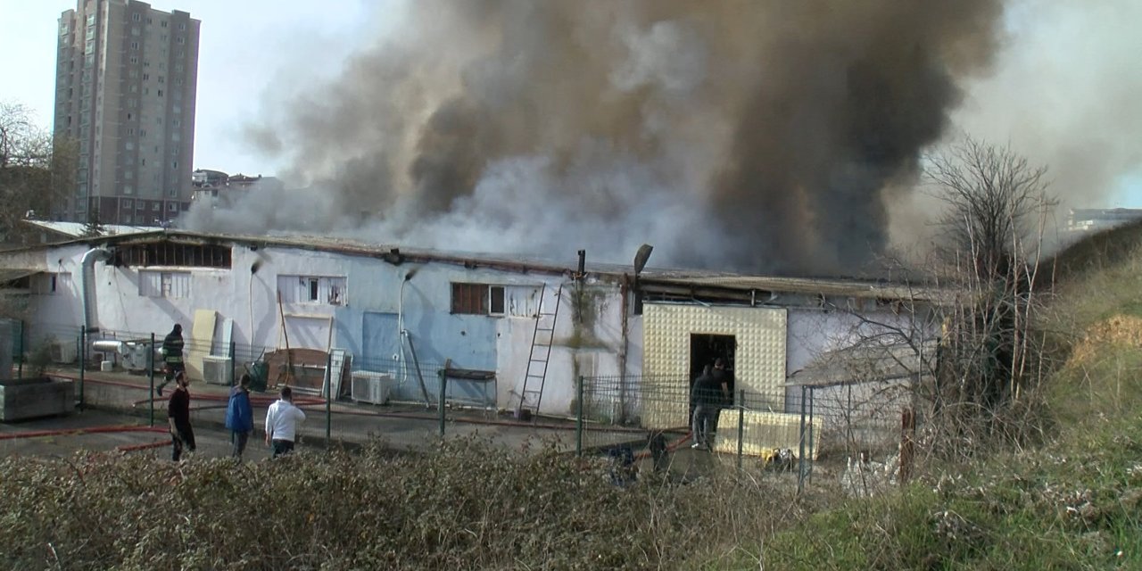 İstanbul-(Geniş Haber)-tuzla'da Seramik Malzemelerin Bulunduğu Depoda Yangın