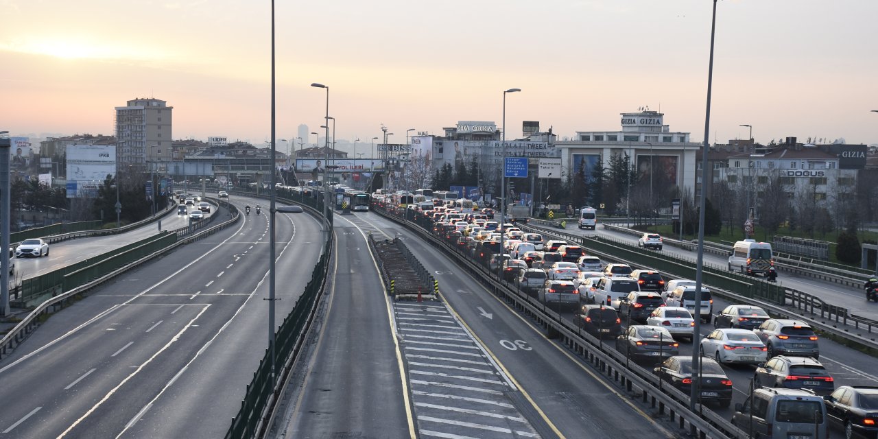 İstanbul-istanbul'da İlk İftar Öncesi Trafik Yoğunluğu Yüzde 74'e Ulaştı