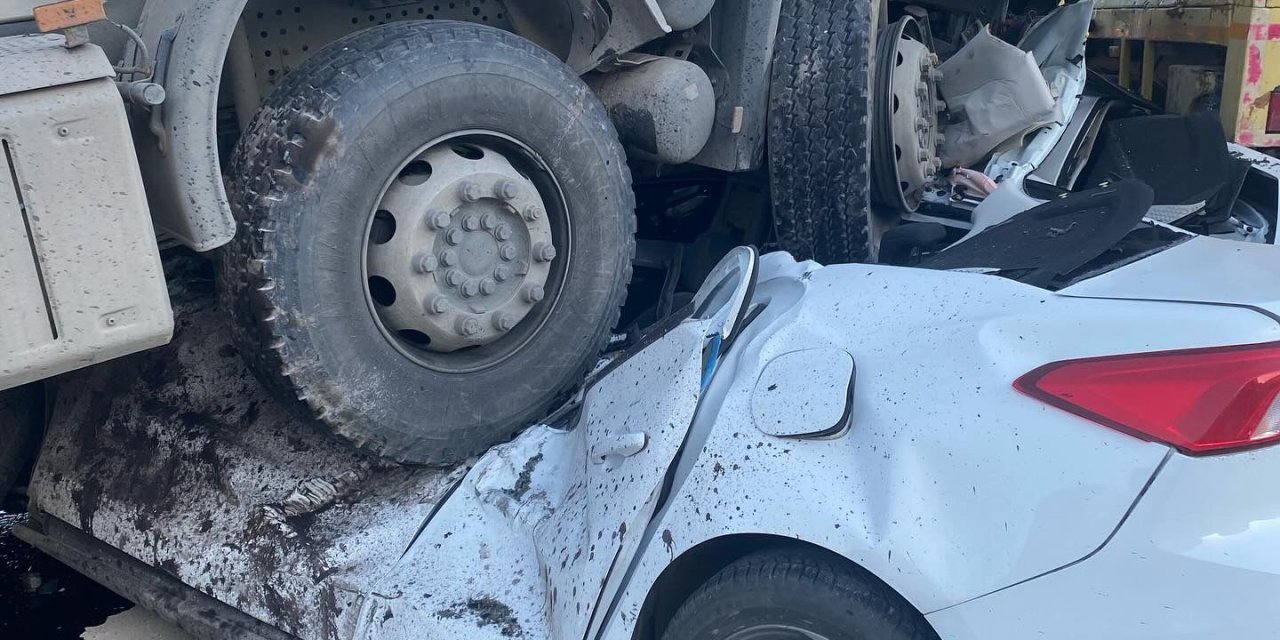Freni Boşalan Beton Mikseri Park Halindeki Otomobillere Çarptı; Kaza Anı Kamerada