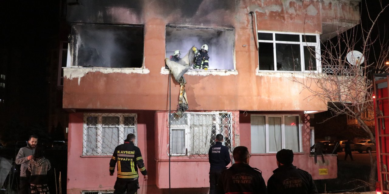 Kayseri'de 3 Katlı Binada Yangın: 1 Kişi Dumandan Etkilendi