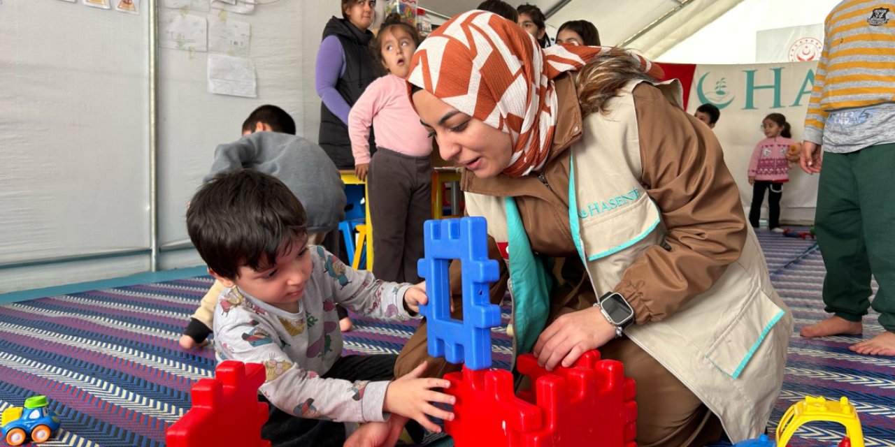 Gamze Öğretmen Konteyner Kentte Gönüllü Eğitmenlik Yapıyor