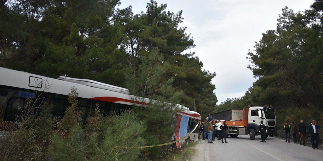 Tır, Belediye Otobüsüne Çarptı; 1 Ölü, 3 Yaralı