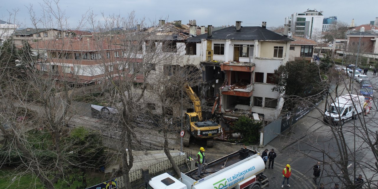 Büyükçekmece'de Kentsel Dönüşüm Kapsamında 4 Katlı 2 Bina Daha Yıkıldı