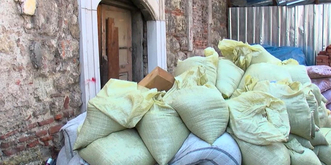 İstanbul - Mimar Sinan'ın Yaptığı Tarihi Hamama Kum Çuvallarıyla Perdeleme; Çökme Tehlikesi Var