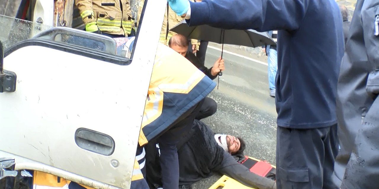 İstanbul- Sarıyer'de Kamyonet Elektrik Direğine Çarptı; 2 Yaralı