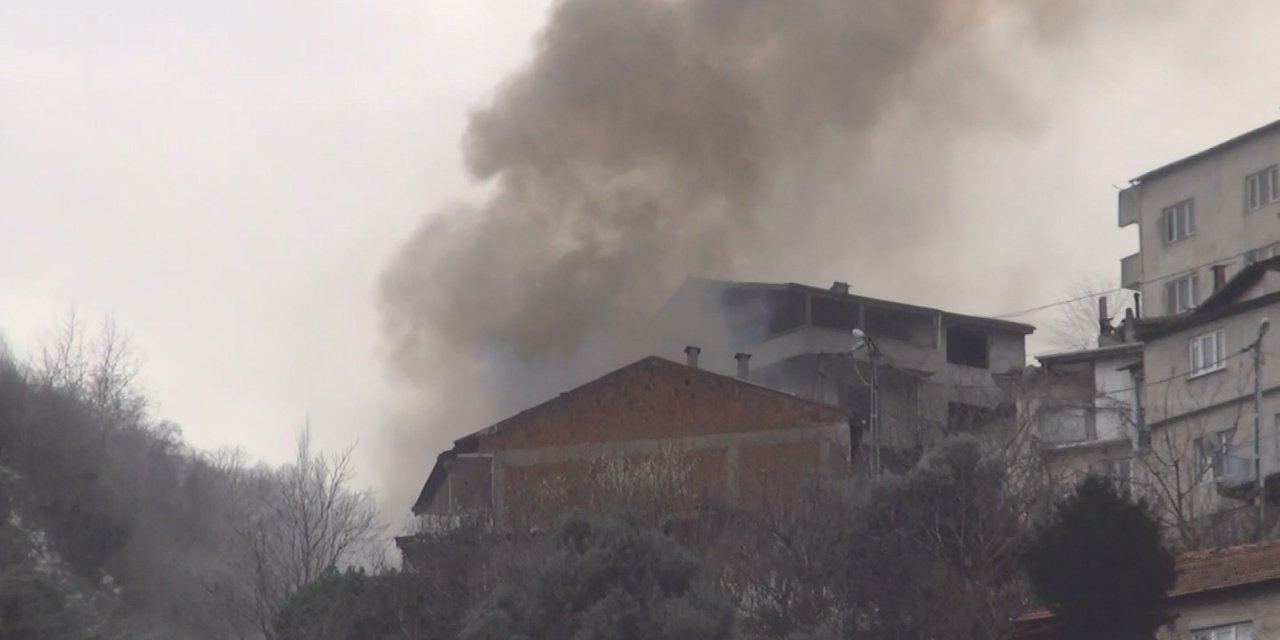 İtfaiye Aracı Dar Sokağa Giremeyince Yangına Müdahale İçin Sokaktaki Hidrantı Kullandılar