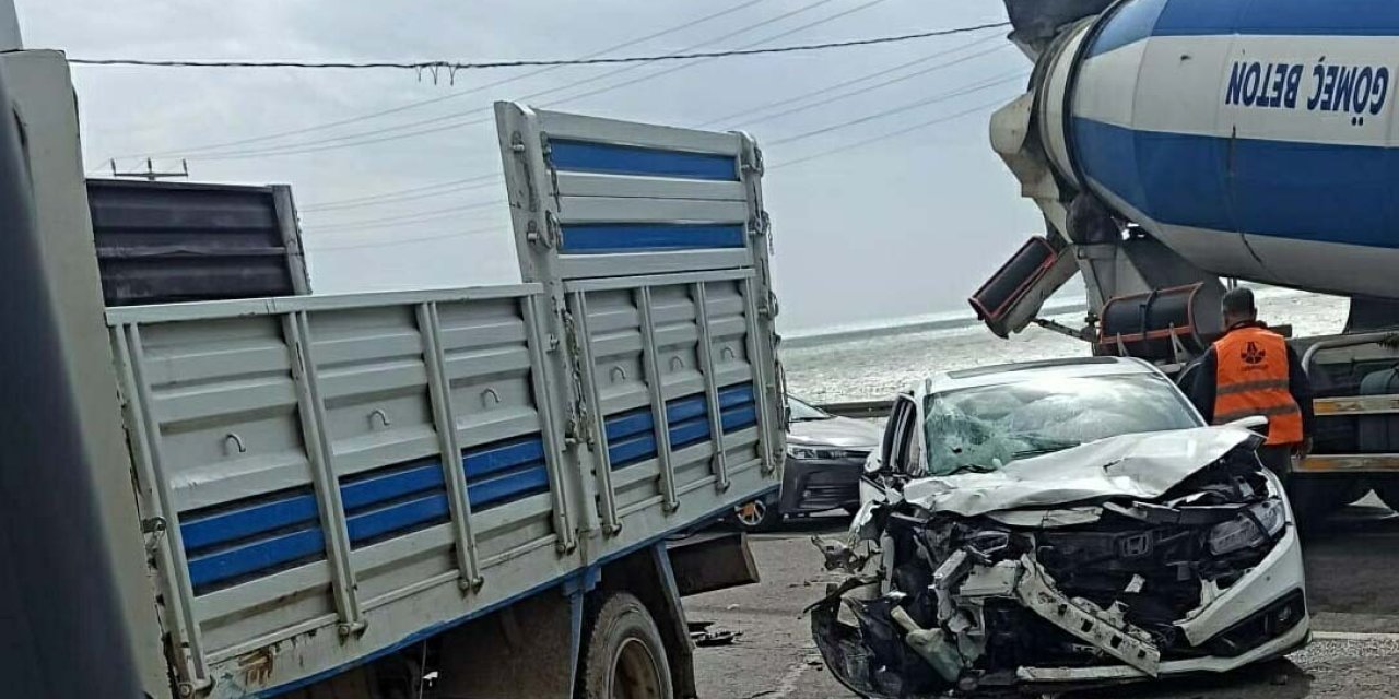 Sürücüsü 'U' Dönüşü Yapan Kamyonete Otomobil Çarptı: 3 Yaralı