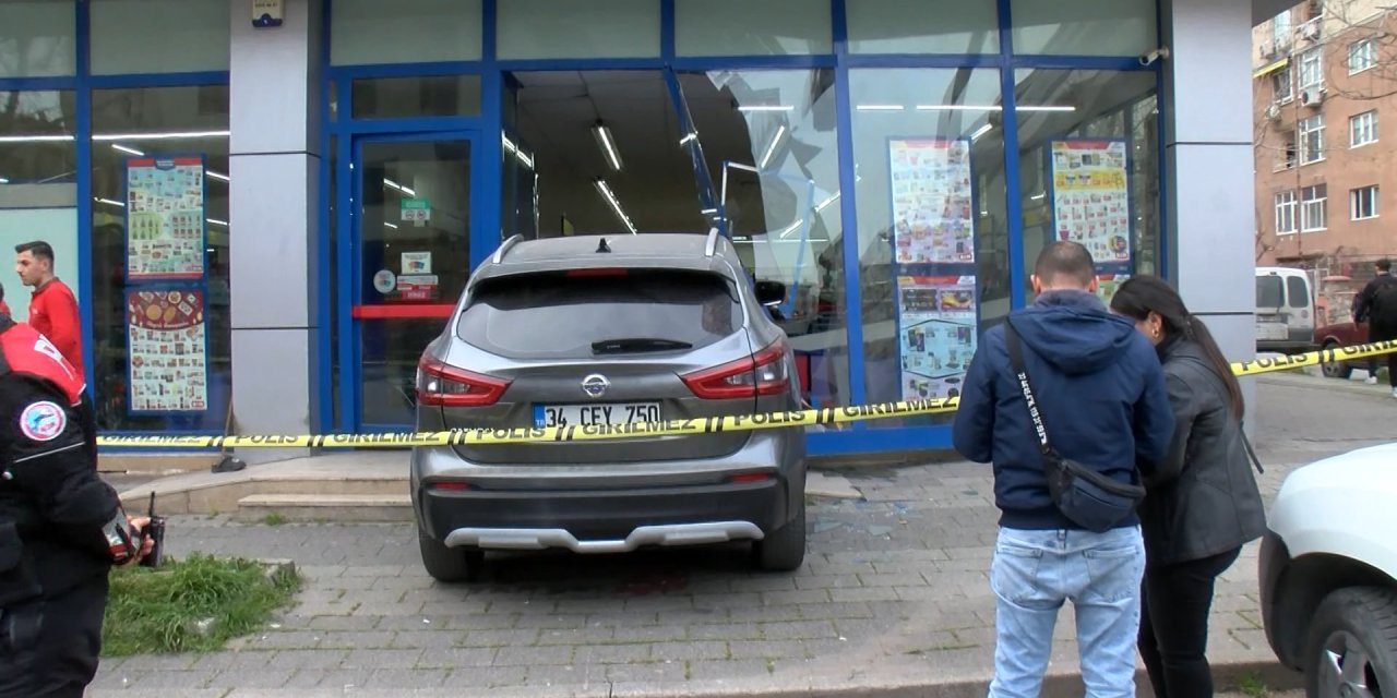 İstanbul-ataşehir'de Cip Markete Girdi: 2 Yaralı