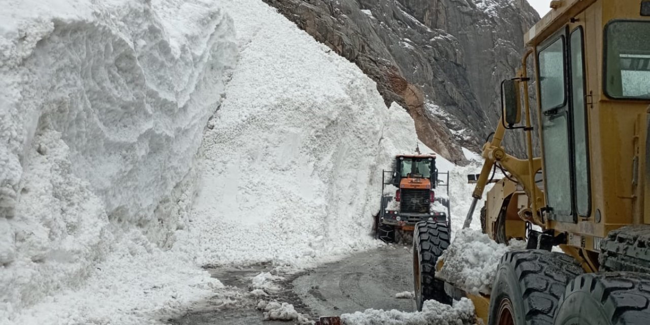 Köy Yolunda Kar Küreme Çalışmasında Çığ Düştü, İş Makinesi Operatörü Son Anda Kurtuldu