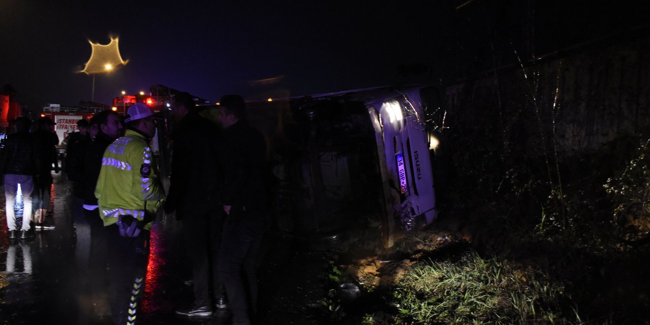 İstanbul-eyüpsultan'da Tekstil Malzemesi Yüklü Kamyon Devrildi