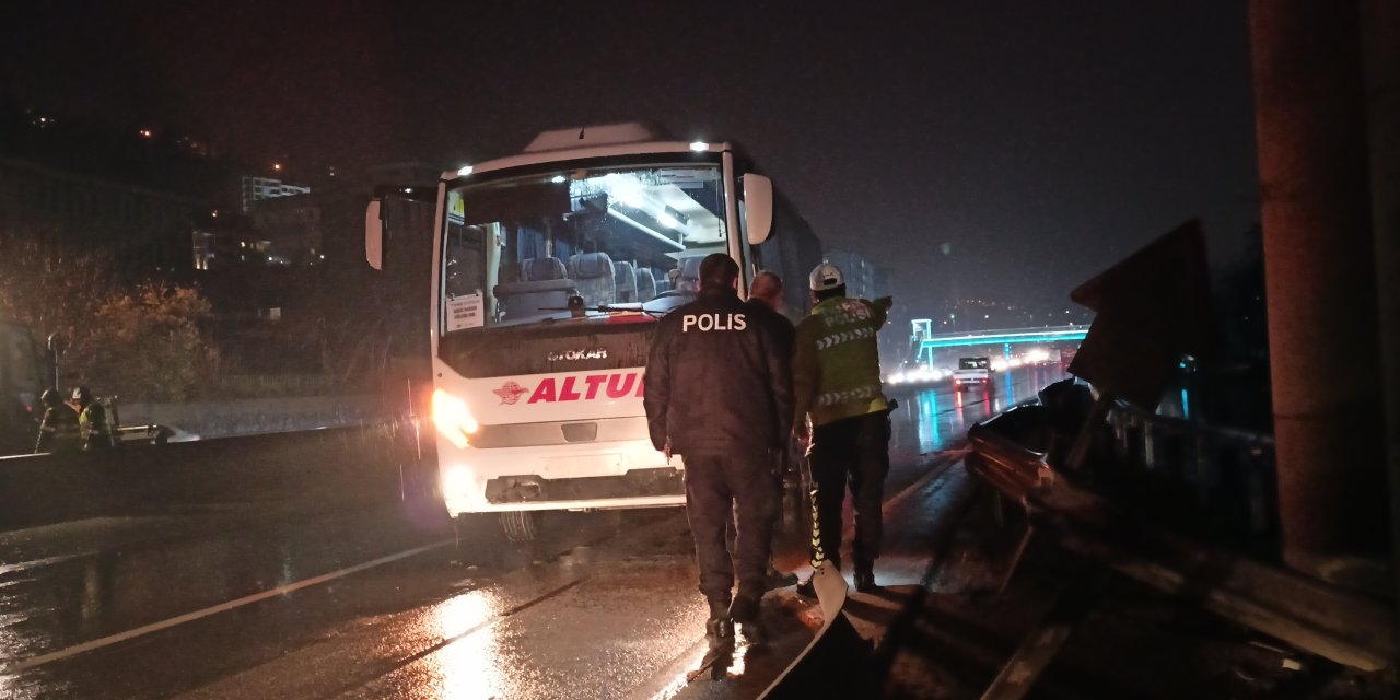 Sağanak Nedeniyle Kayganlaşan Yolda Minibüs Bariyerlere Çarptı: 1 Yaralı