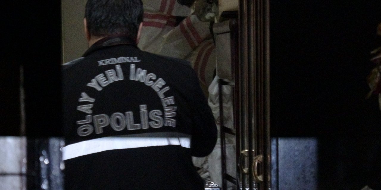 Evinde Bıçaklanmış Halde Bulundu; Kaldırıldığı Hastanede Öldü