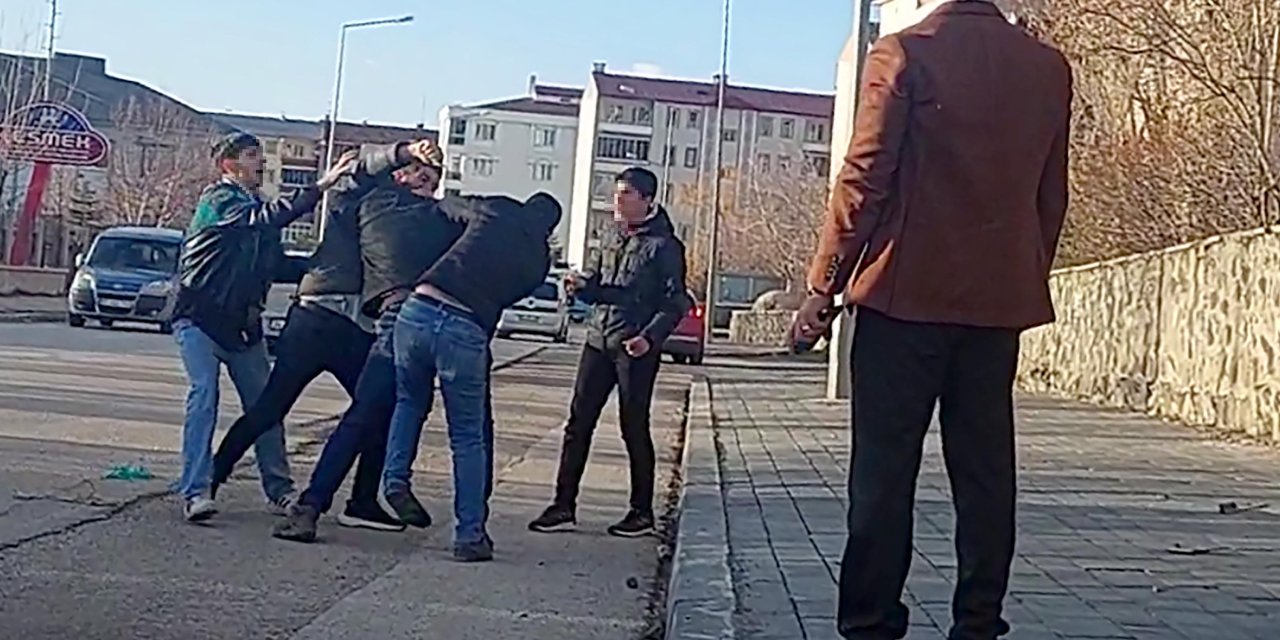 Oğlu Otomobile Çarptı, Kaza Yerine Gelen Babası Da Sürücüye Vurdu