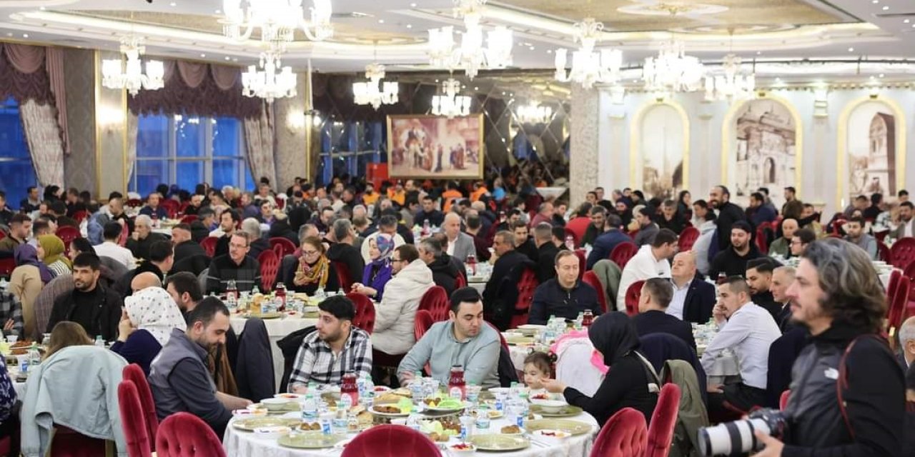 Bakan Bayraktar, Sultangazi'de Belediye Personeliyle İftar Yaptı