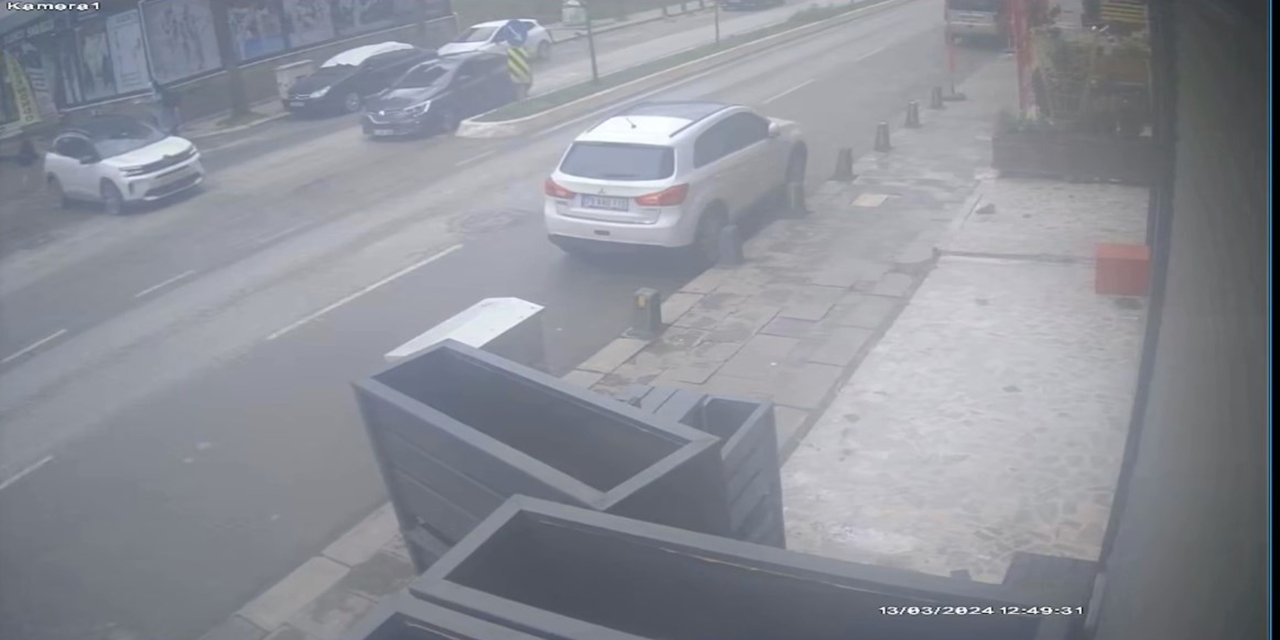 İstanbul - Sancaktepe'de İett Otobüsü İle Otomobilin Çarpıştığı Kaza Kamerada