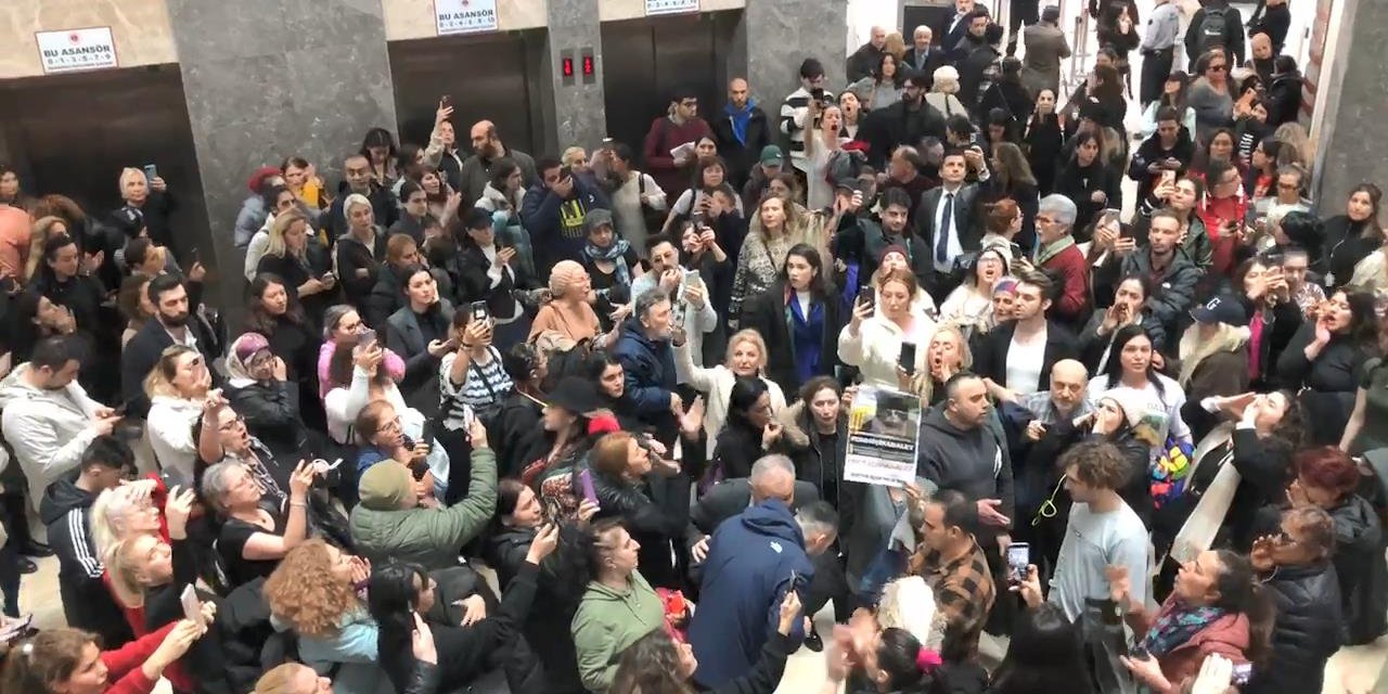 İstanbul - Küçükçekmece Adliyesi'nde Hayvanseverlerden Eros'un Katiline Verilen Cezaya Tepki -  1