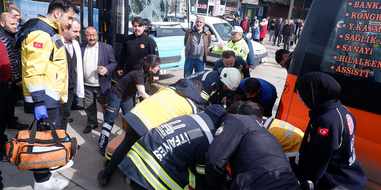 Halk otobüsü, minibüs ve otomobilin karıştığı kazada 14 kişi yaralandı