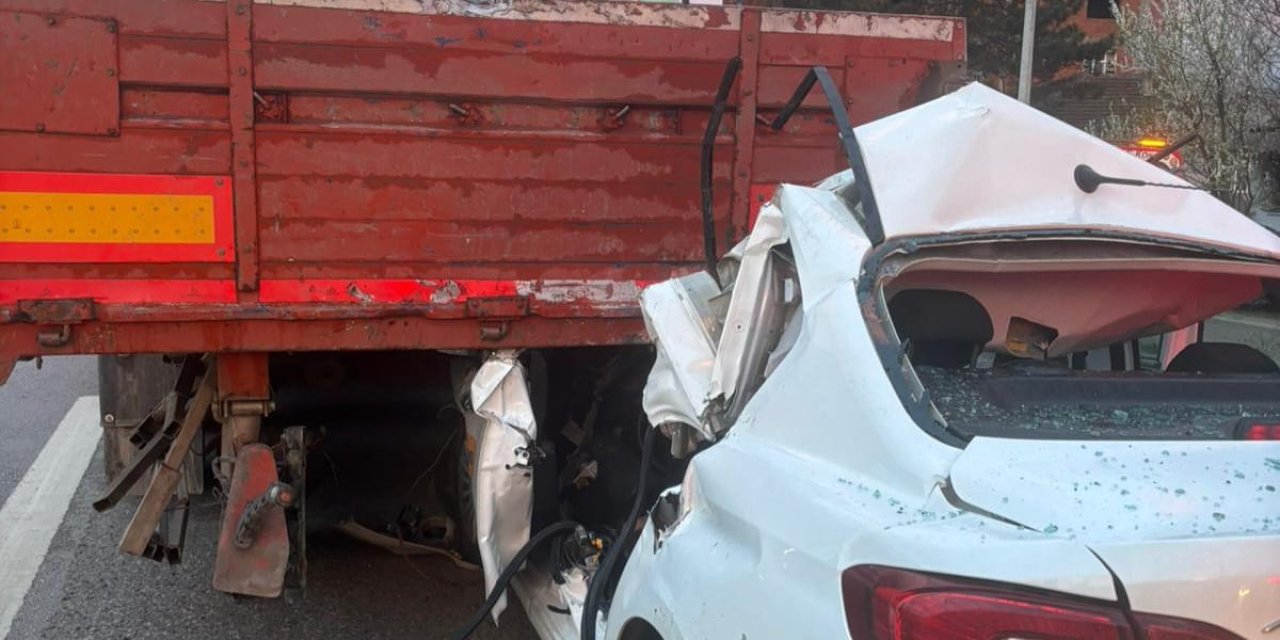 Tır’a Çarpan Otomobilin Sürücüsü Öldü