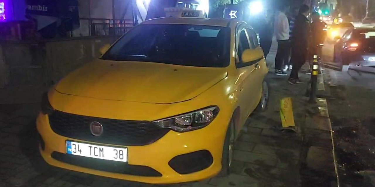 İstanbul- Kadıköy'de Taksi İle Otomobil Çarpıştı: 1 Yaralı