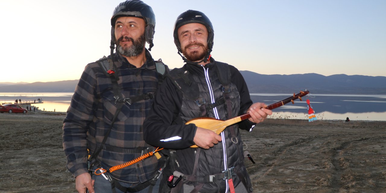 Yamaç Paraşütüyle Atladı, Havada Cura Çalıp Türkü Söyledi