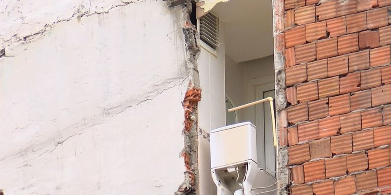 İstanbul- Bahçelievler'de Yıkım Sırasında Yandaki Binanın Duvarının Olmadığı Ortaya Çıktı; Tuvalet Açıkta Kaldı