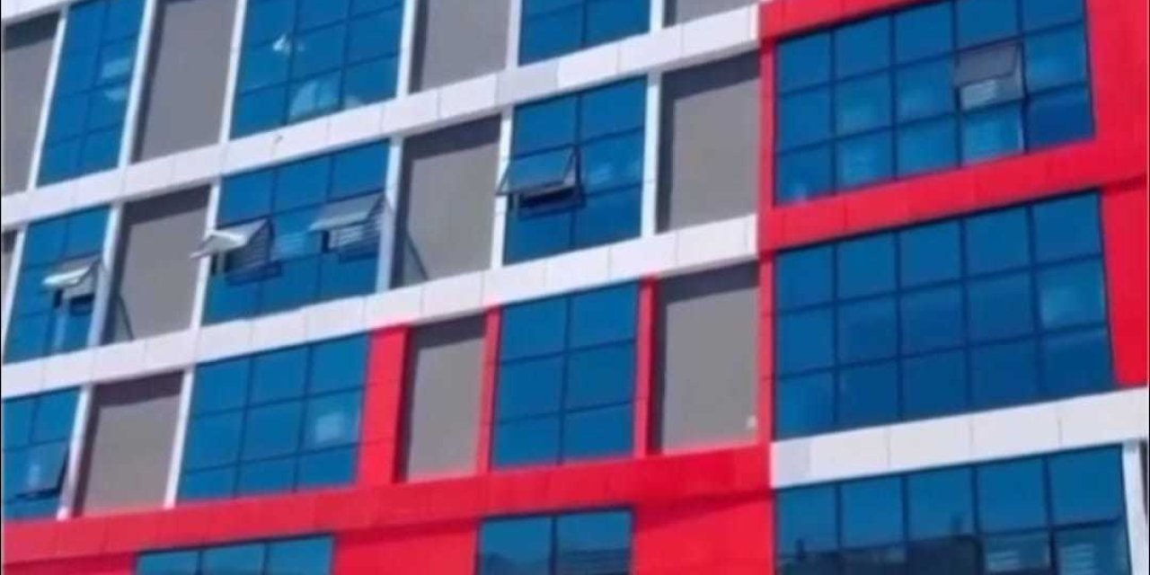 Batman'da Yeni Binanın Tabelasına 'Büyükşehir' Yazıldı, Beklenti Yükseldi