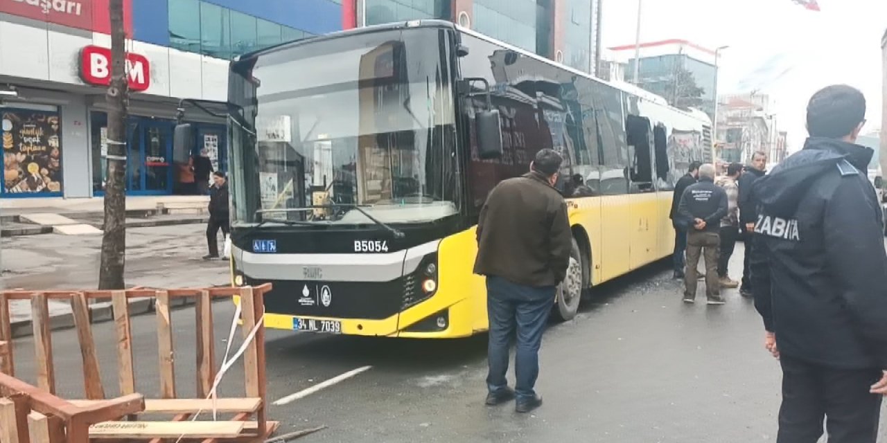 İstanbul - Esenyurt'ta Durağa Giren İett Otobüsüne Kamyonet Çarptı