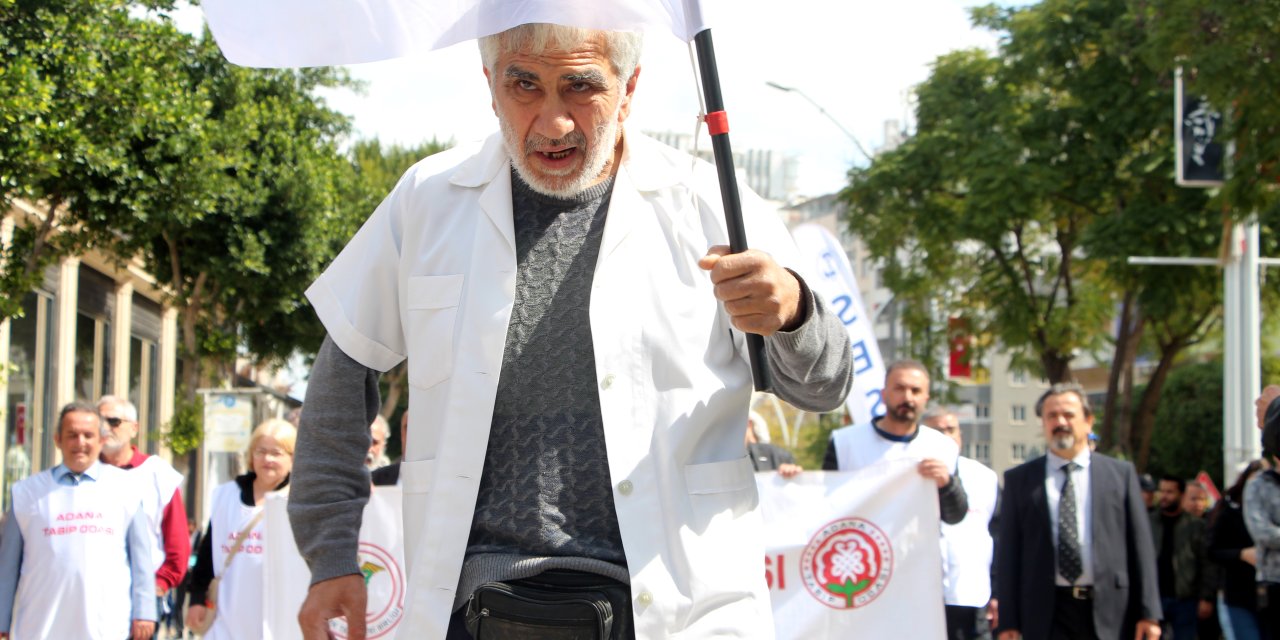 Adana'da Sağlıkçılardan 'Beyaz Yürüyüş'; Parkinson Hastası Emekli Doktor En Önde Yürüdü