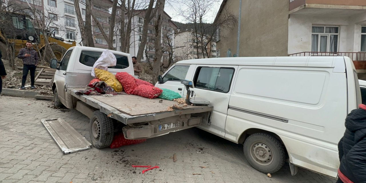 İş Makinesi Pazara Daldı; Kaza Kamerada