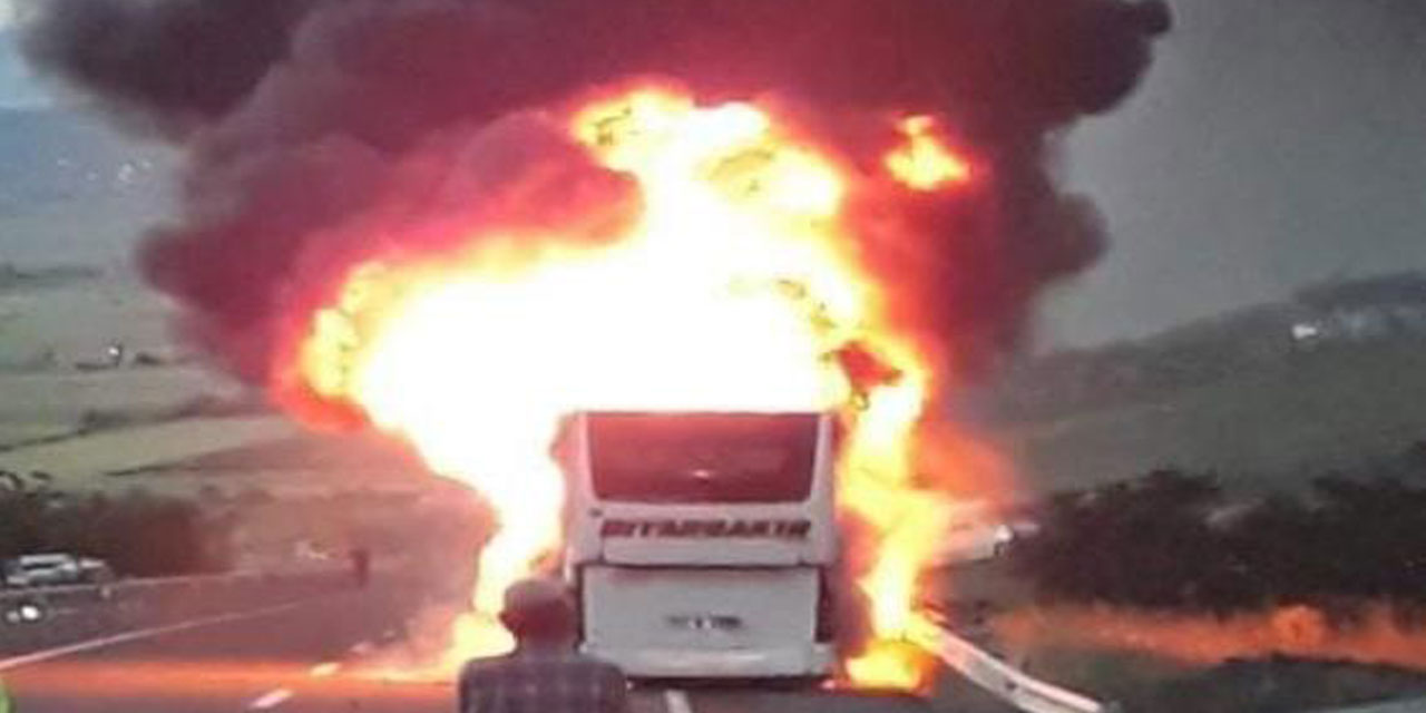 Hopa'ya gelen yolcu otobüsü alev topuna döndü