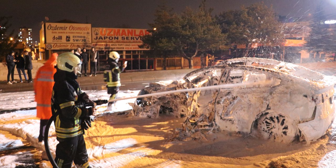 Kayseri'de Ağaca Çarpan Otomobil Alev Aldı; Sürücü Öldü