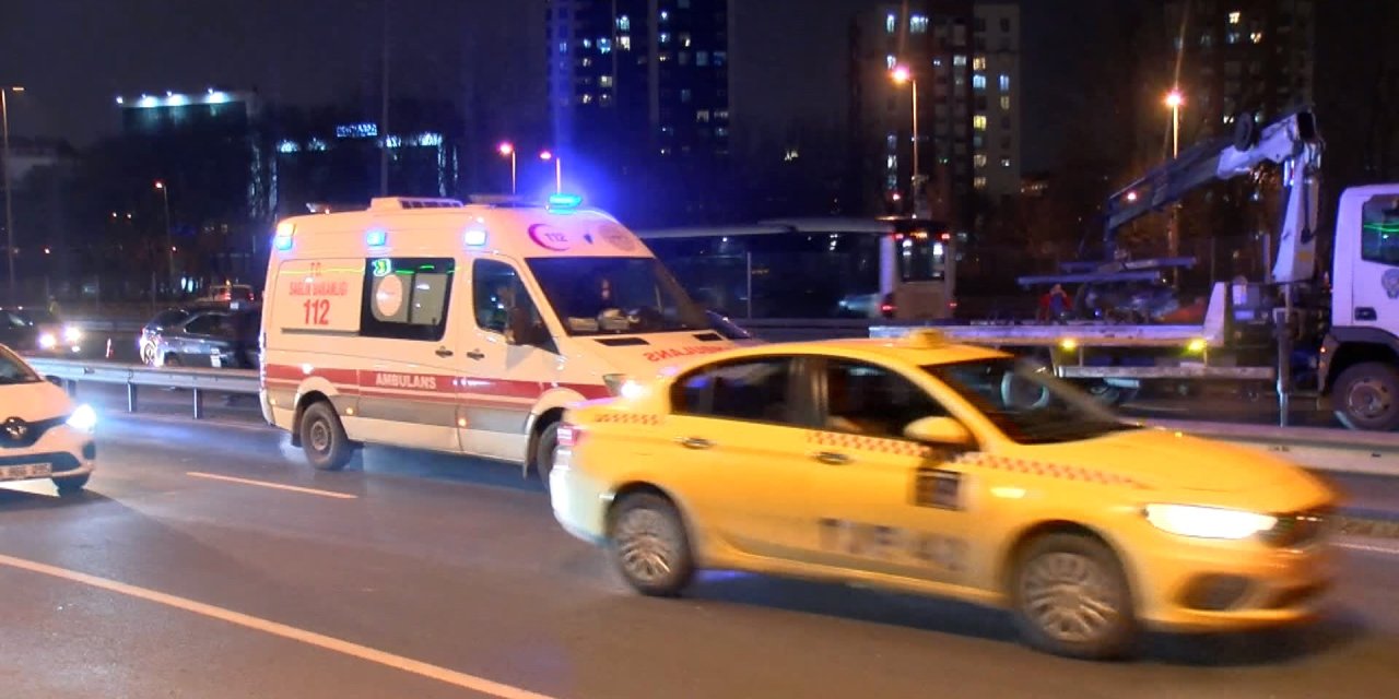 İstanbul-güngören'de Bariyere Çarpan Otomobil Savrularak Arıza Yapan Başka Bir Otomobile Çarptı