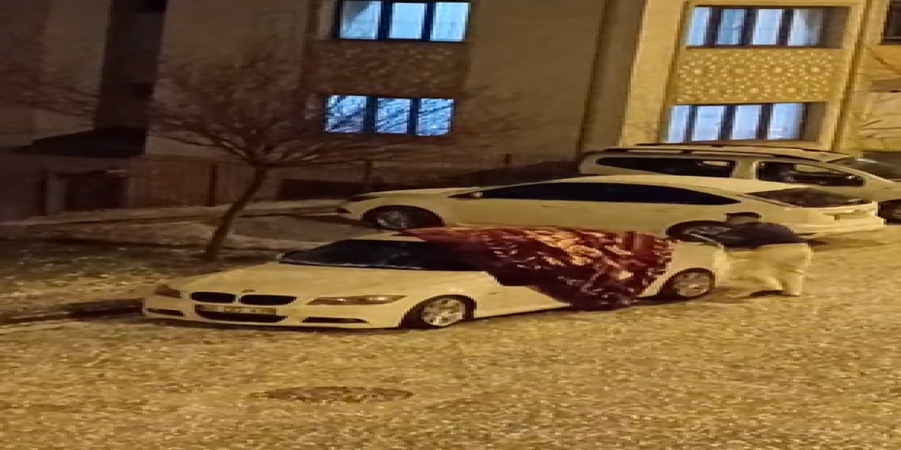 Tokat'ta Dolu Yağışı Etkili Oldu; Battaniyelerle Araçlarını Korudular