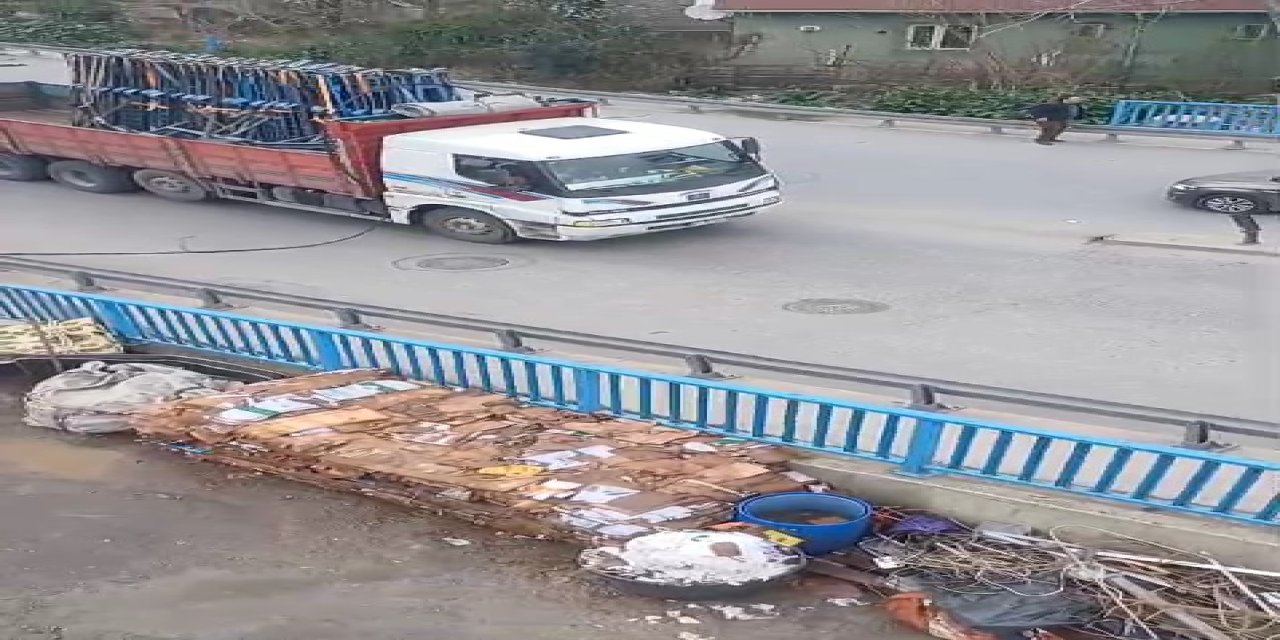 Ataşehir'de Elektrik Tellerini Koparan Kamyon Sokağı Karanlıkta Bıraktı