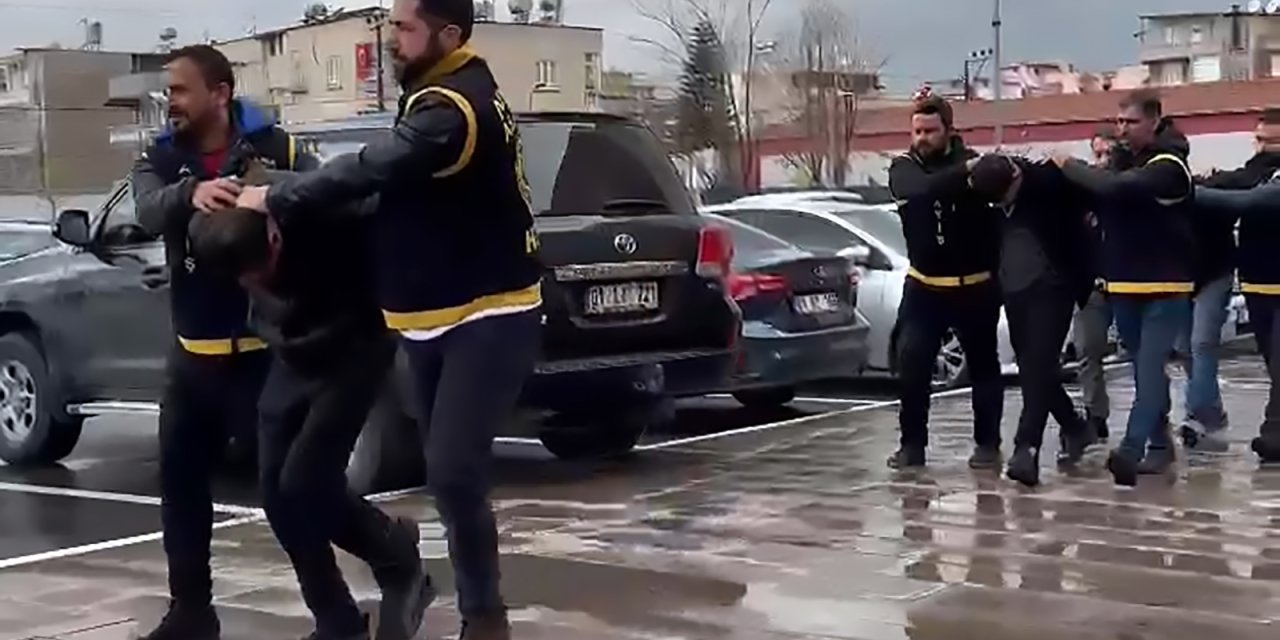 Kıraathanede Alıkoyup, Silahla Tehdit Ederek Banka Hesaplarına 200 Bin Tl Havale Ettiler