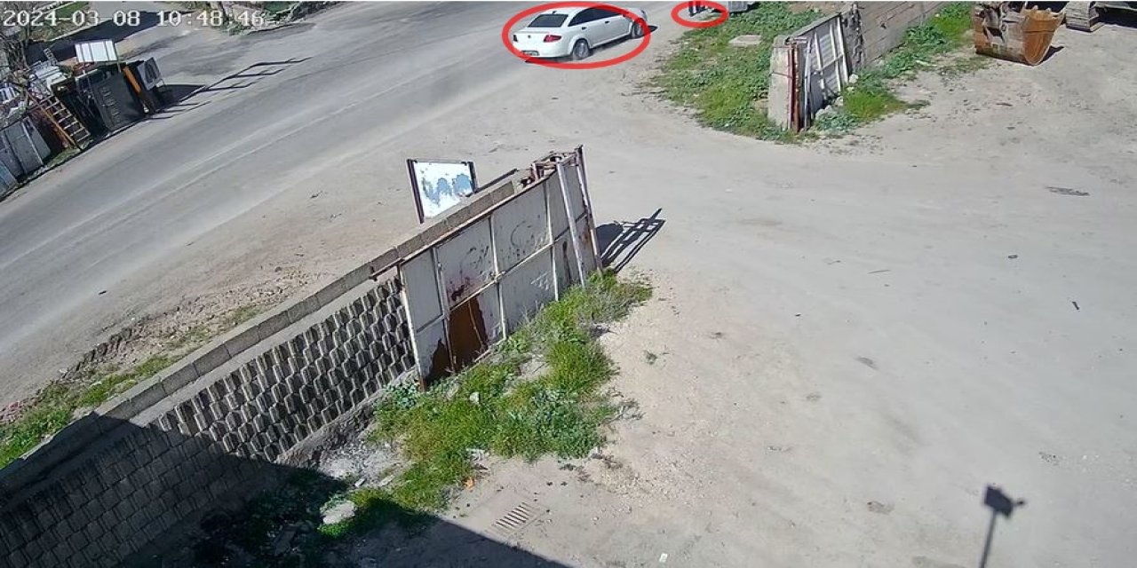 Plakasını Söktüğü Otomobiliyle Kuzenine Çarpıp Ayağını Kırdı, Kameraya Yakalandı