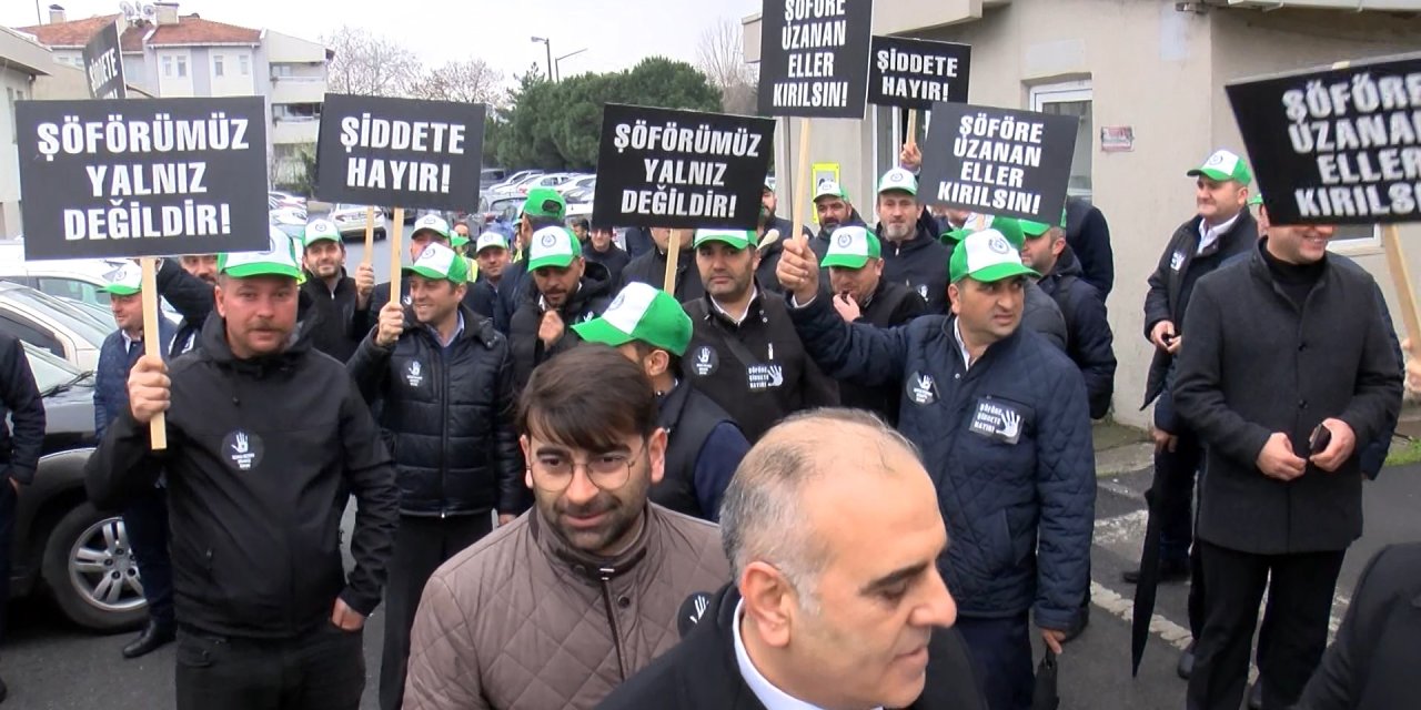 İstanbul- Küçükçekmece'de İett Şoförleri Arkadaşlarına Yapılan Bıçaklı Saldırıyı Protesto Etti