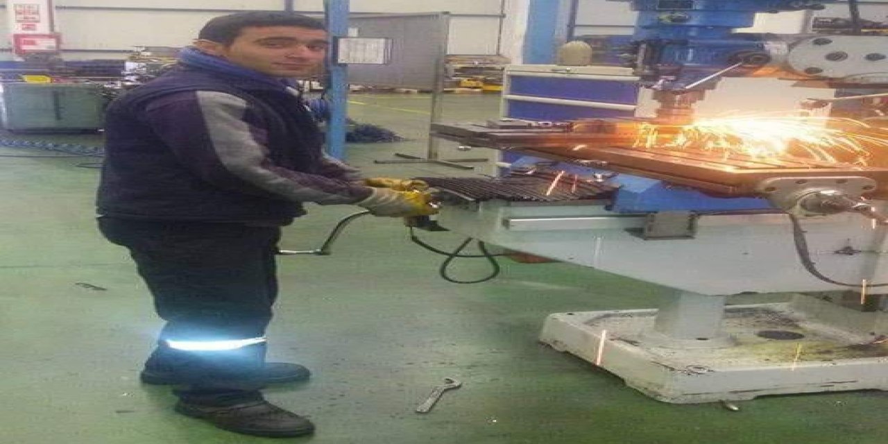 Fabrikada üzerine demir plaka düşen işçi, öldü