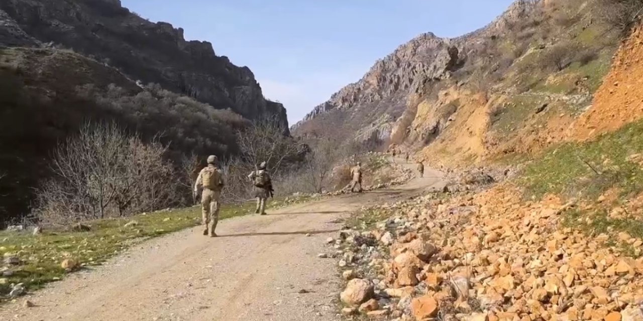 Halatla İnilen Mağarada Teröristlere Ait Malzemeler Ele Geçirildi