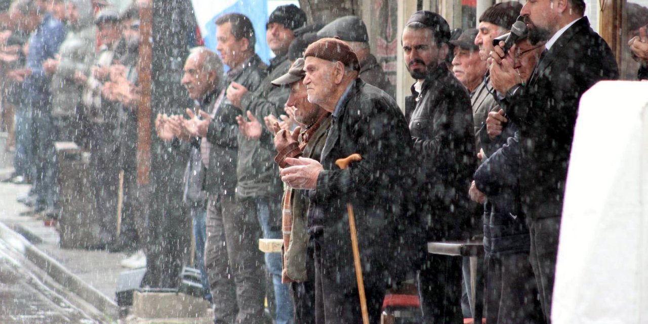 700 Asırlık 'Esnaf Duası' Geleneği, Bu Hafta Yağmur Altında Yapıldı