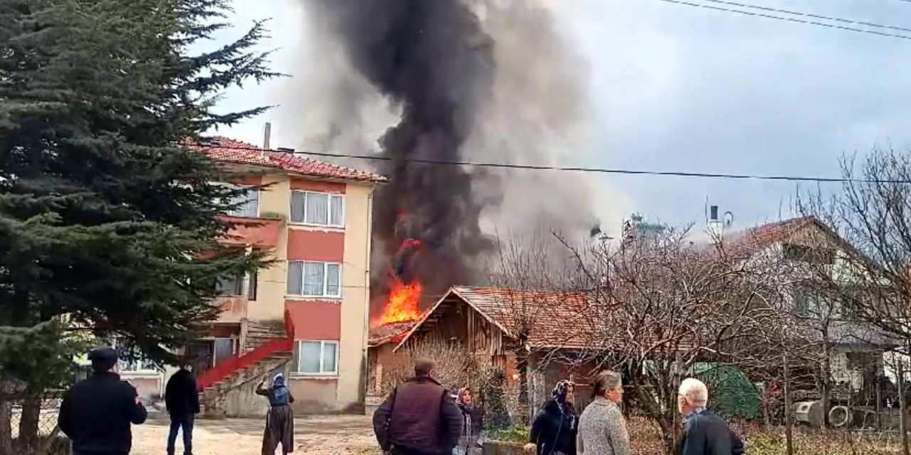 Bolu'da Yangında Ev, Ahır Ve Samanlık Yandı; 2 Hayvan Kesildi