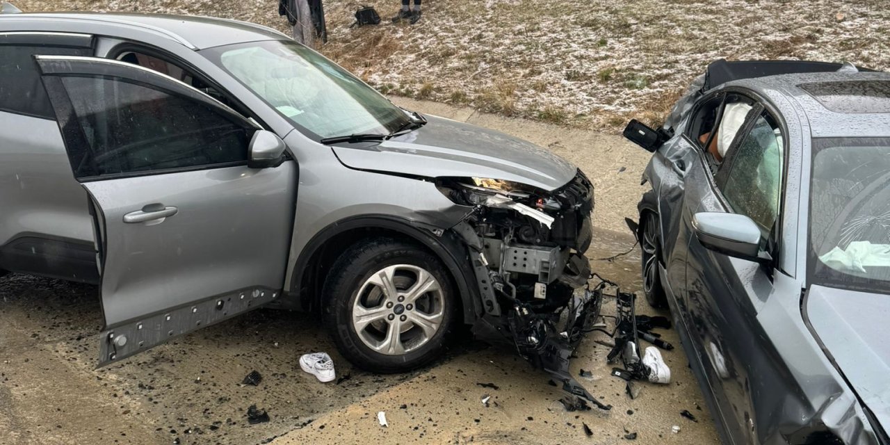 Kazaya Yapan Otomobilden İnen Anne- Oğula Başka Araç Çarptı