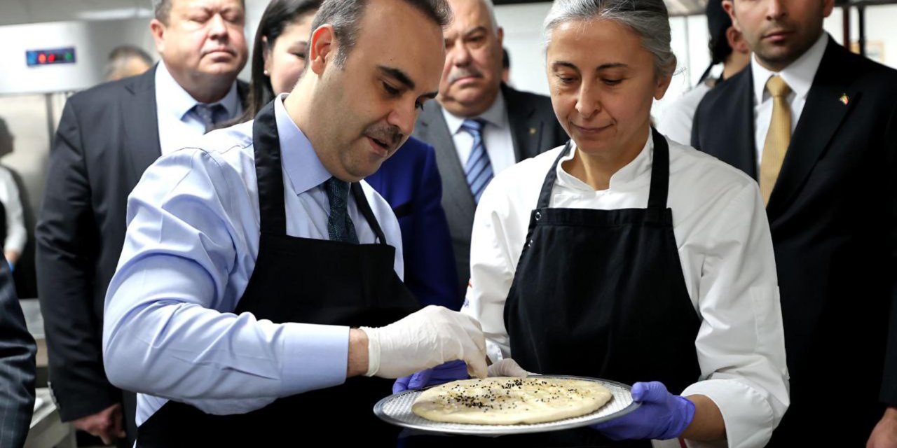 Bakan Kacır, Ramazan Pidesi Yaptı