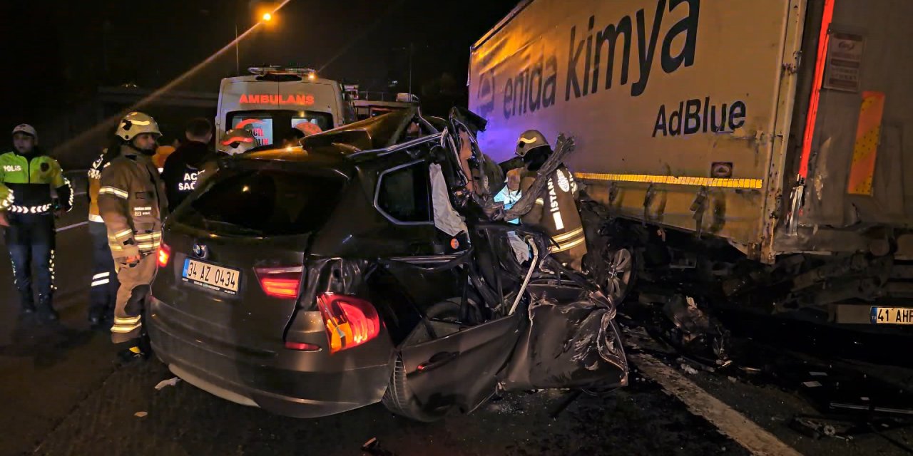 İstanbul-bağcılar'da Kontrolden Çıkan Cip Kamyona Çarptı