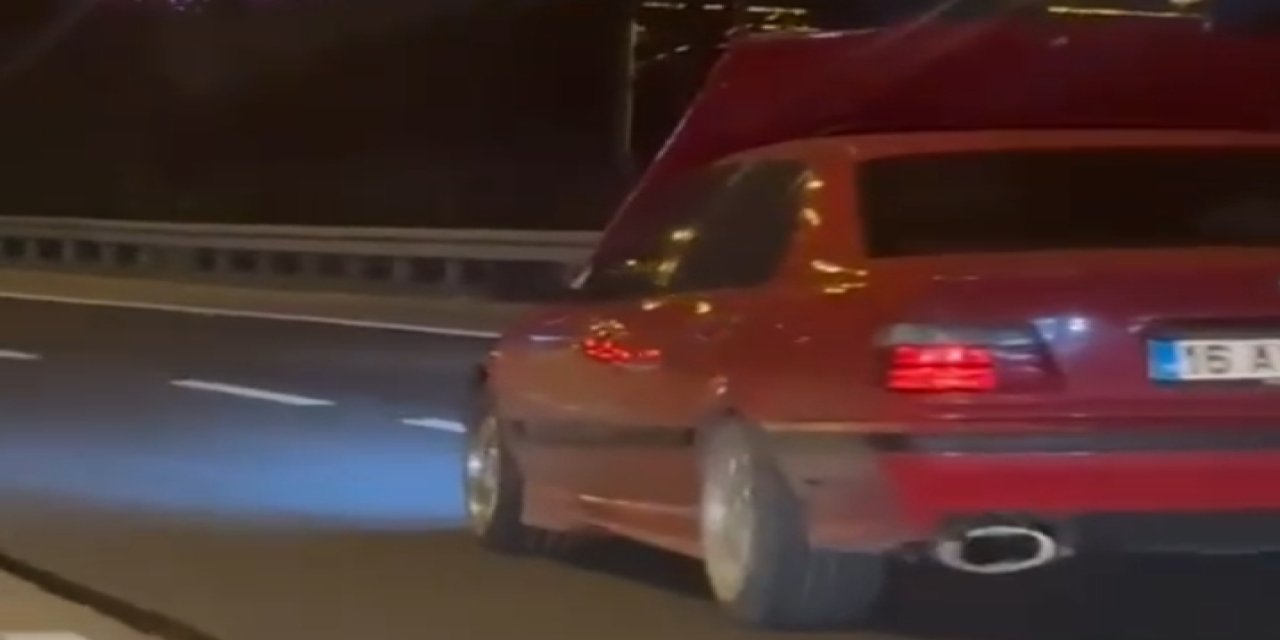 İstanbul- Bayrampaşa'da Seyir Halindeki Otomobilin Kaputu Açıldı