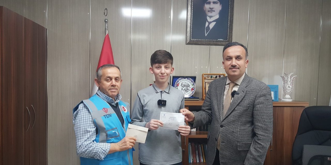 Ortaokul Öğrencisi, Şiir Yarışmasından Kazandığı Para Ödülünü Gazze’ye Bağışladı